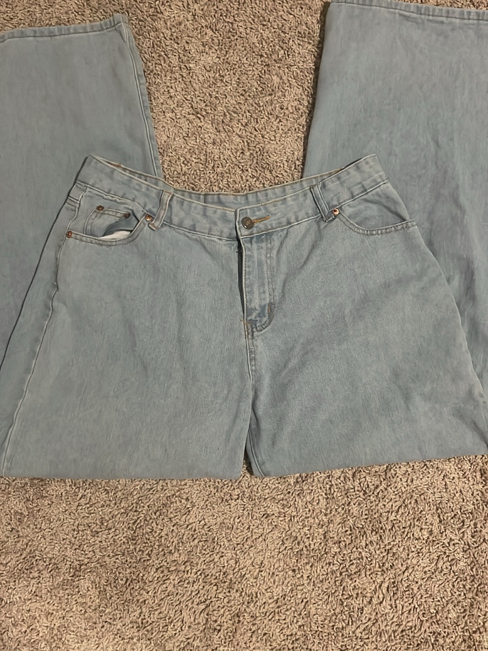 Light Wash Jeans - Classic High Waisted Style